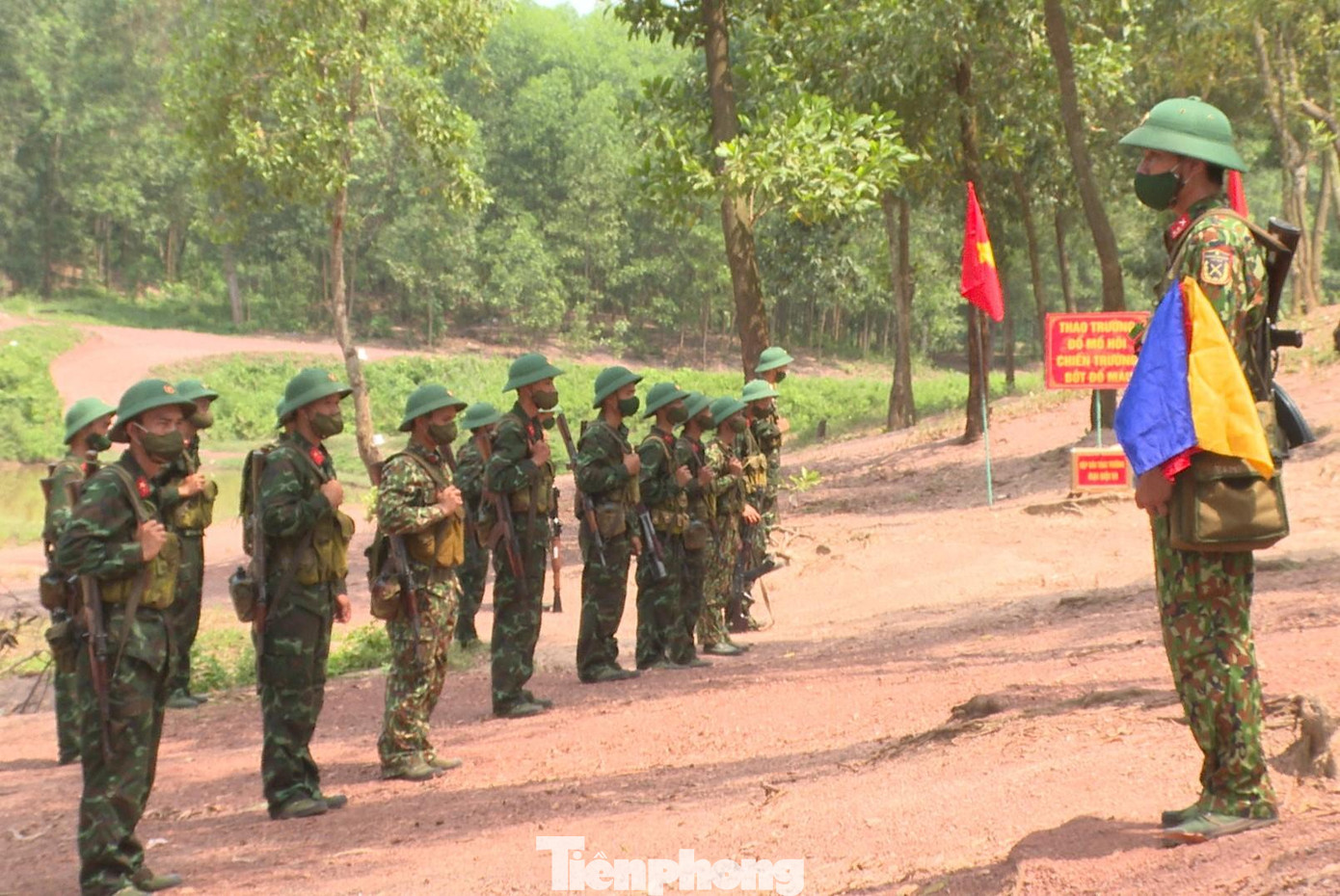 Giãn cách đội hình huấn luyện trên thao trường luôn được thực hiện nghiêm Giãn cách đội hình huấn luyện trên thao trường luôn được thực hiện nghiêm
