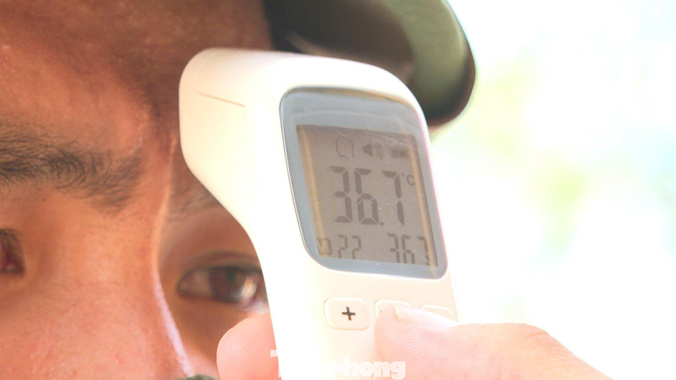 Việc đo thân nhiệt cho cán bộ, chiến sĩ được thực hiện hàng ngày Việc đo thân nhiệt cho cán bộ, chiến sĩ được thực hiện hàng ngày