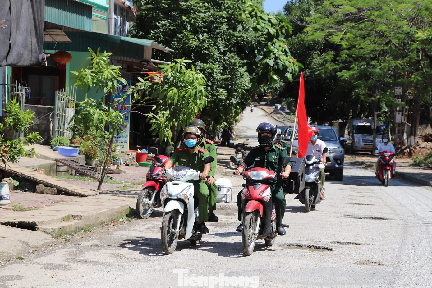 Đồn Biên phòng Trịnh Tường phối hợp với các lực lượng tuyên truyền lưu động các biện pháp phòng, chống dịch và XNC trái phép. Đồn Biên phòng Trịnh Tường phối hợp với các lực lượng tuyên truyền lưu động các biện pháp phòng, chống dịch và XNC trái phép.