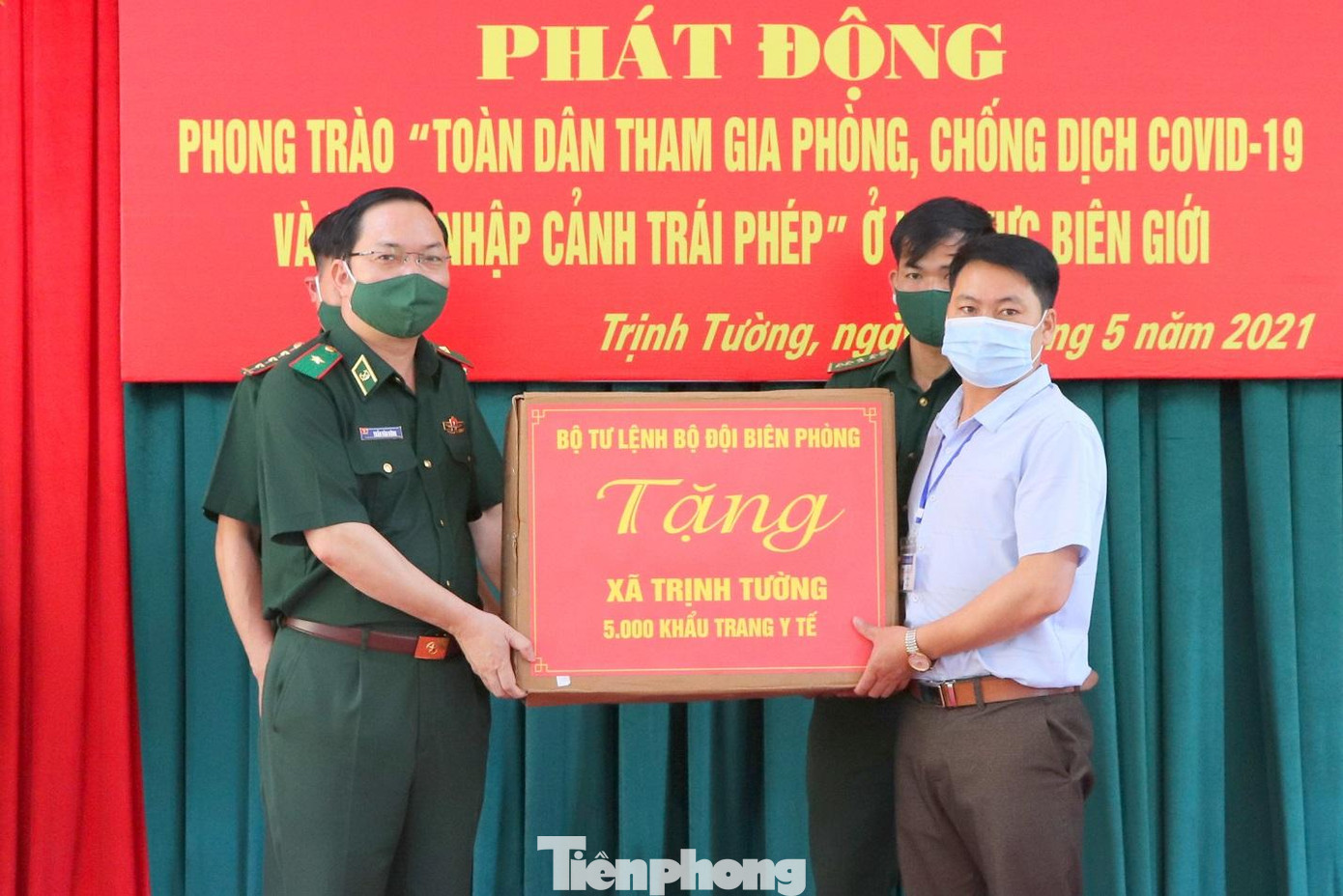 Thiếu tướng Trần Văn Bừng trao tặng 5.000 khẩu trang chống dịch cho nhân dân xã Trịnh Tường, ngày 13/5. Thiếu tướng Trần Văn Bừng trao tặng 5.000 khẩu trang chống dịch cho nhân dân xã Trịnh Tường, ngày 13/5.