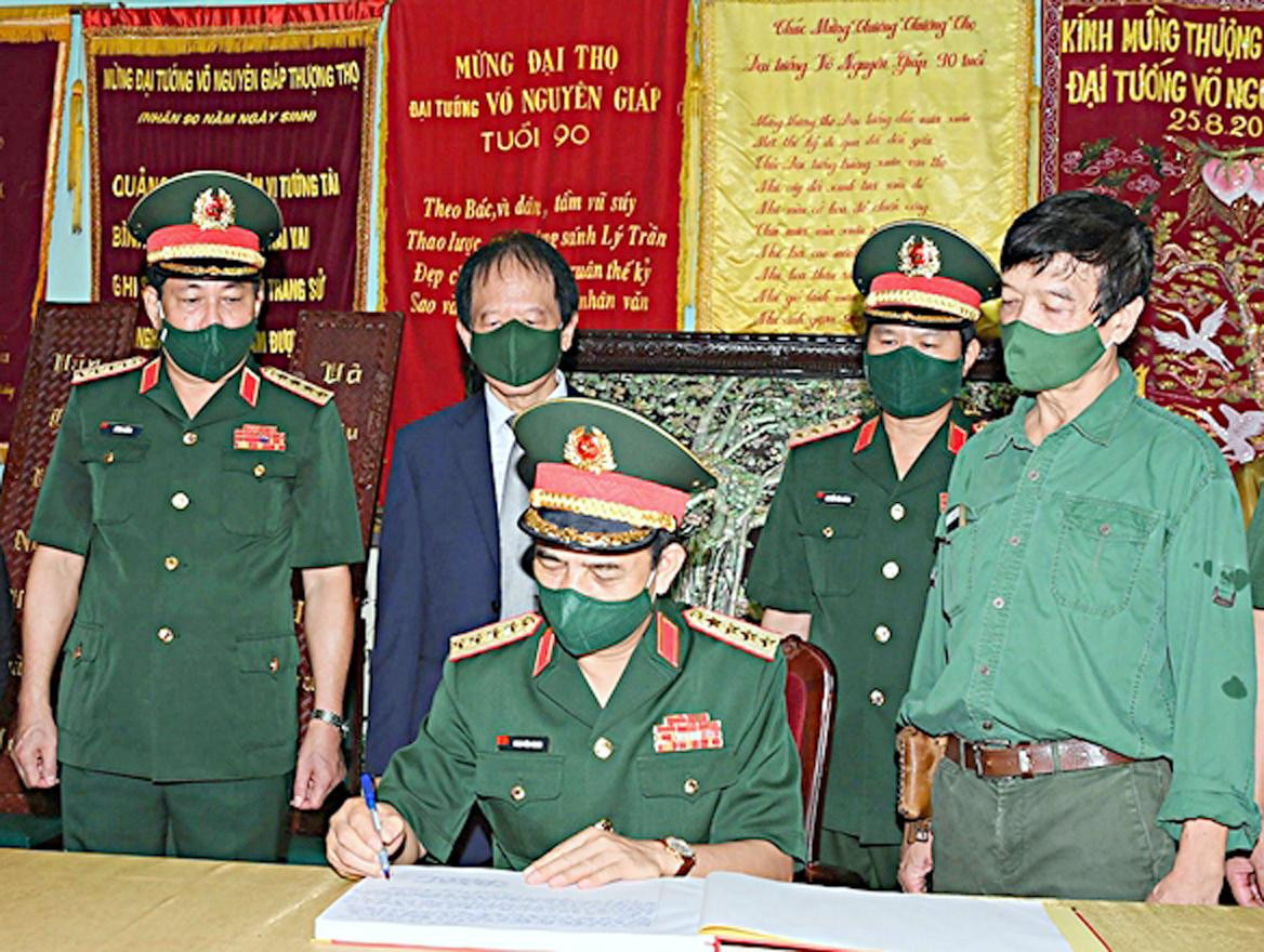 Bộ trưởng Phan Văn Giang ghi cảm tưởng, bày tỏ lòng kính trọng, biết ơn những công lao to lớn của Đại tướng Võ Nguyên Giáp Bộ trưởng Phan Văn Giang ghi cảm tưởng, bày tỏ lòng kính trọng, biết ơn những công lao to lớn của Đại tướng Võ Nguyên Giáp