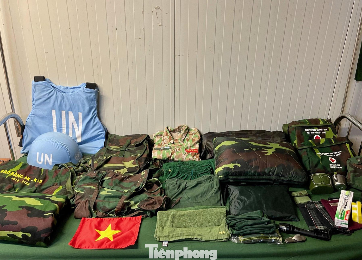 Bộ sơ cứu ban đầu, bộ sinh tồn và các trang bị đảm bảo an toàn như vũ khí cá nhân, mũ chống đạn, áo chống đạn, áo khoác chiến đấu... là những thứ không thể thiếu của mỗi chiến sĩ thuộc lực lượng gìn giữ hòa bình