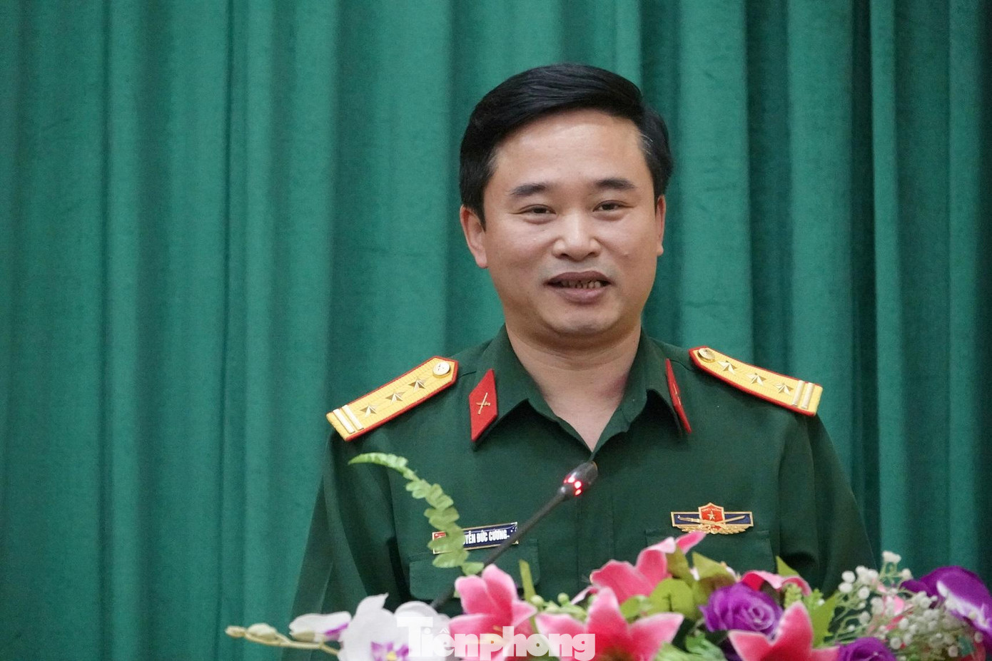 Thượng tá Nguyễn Đức Cương, Phó trưởng Ban Thanh niên Quân đội phát biểu tại cuộc họp báo của Bộ Quốc phòng, sáng 9/4. Ảnh: Nguyễn Minh