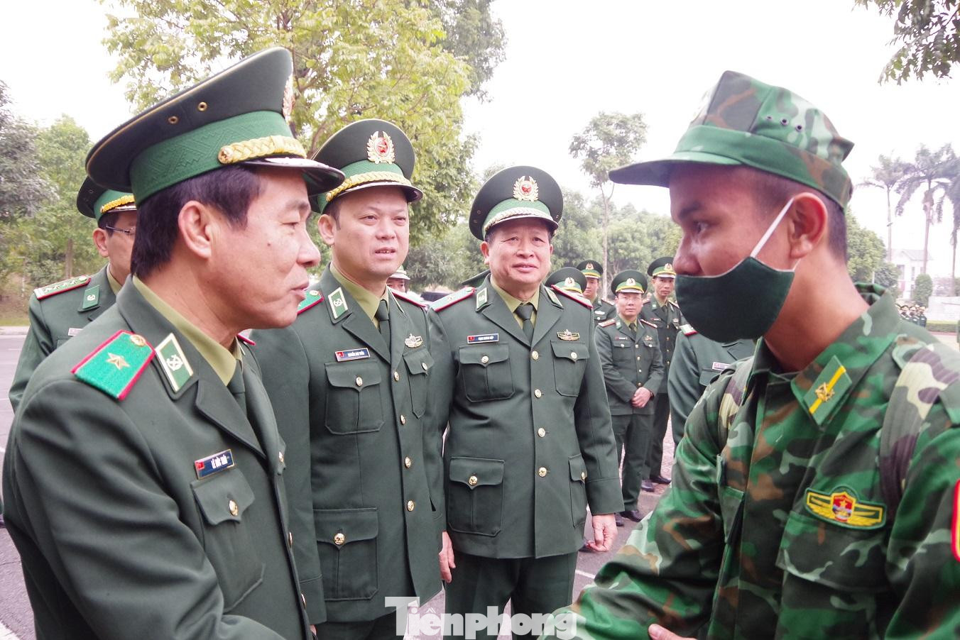 Thiếu tướng Lê Đức Thái - Tư lệnh BĐBP động viên, giao nhiệm vụ cho 460 cán bộ, giảng viên, học viên Học viện Biên phòng tăng cường lên 5 tỉnh biên giới phía Bắc và Tây Nam chống dịch COVID-19, tháng 1/2021. Thiếu tướng Lê Đức Thái - Tư lệnh BĐBP động viên, giao nhiệm vụ cho 460 cán bộ, giảng viên, học viên Học viện Biên phòng tăng cường lên 5 tỉnh biên giới phía Bắc và Tây Nam chống dịch COVID-19, tháng 1/2021.