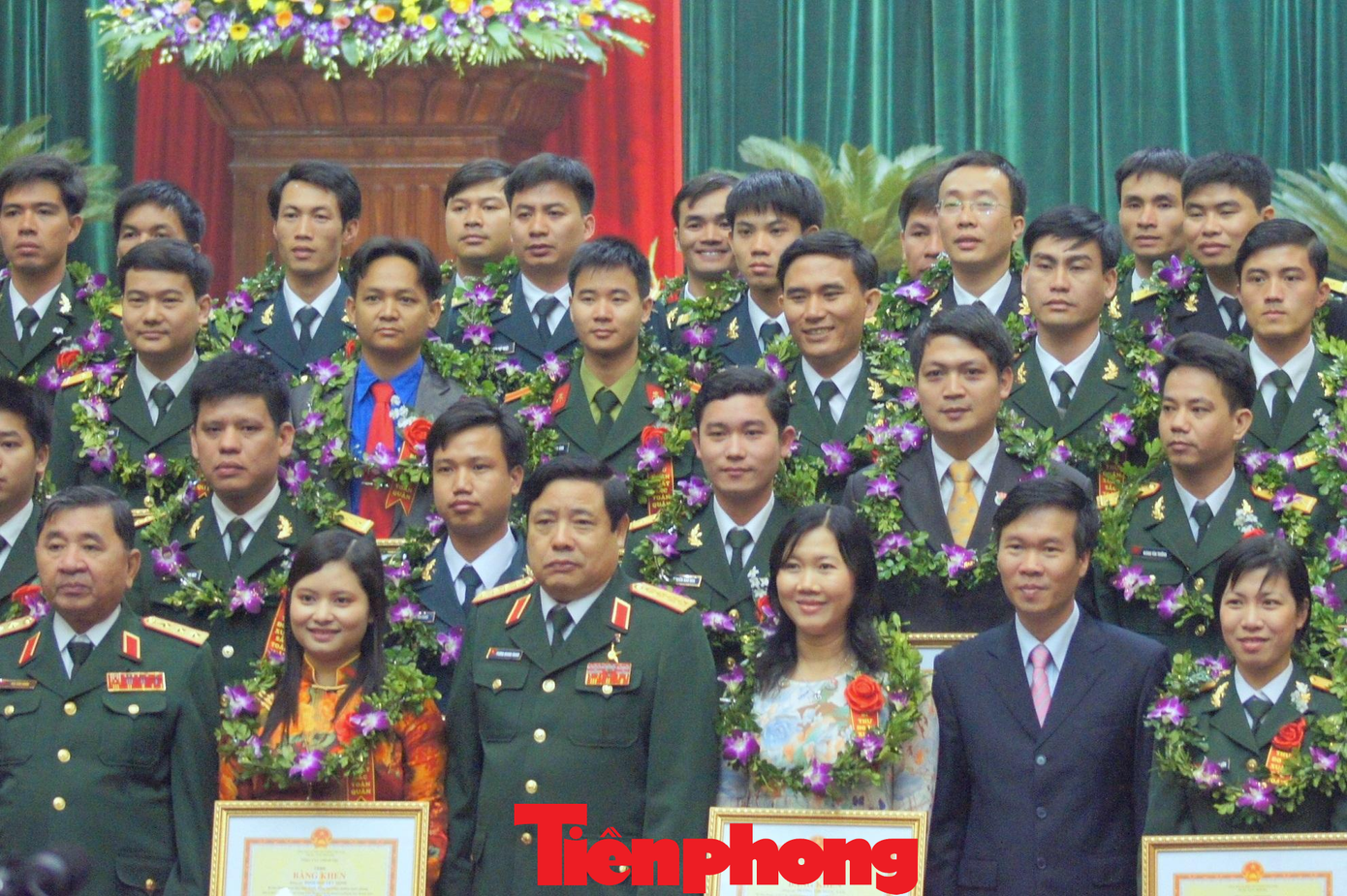 Đại tướng Phùng Quang Thanh và Bí thư thứ nhất Trung ương Đoàn Võ Văn Thưởng cùng 80 cán bộ Đoàn xuất sắc toàn quân dự lễ Mít tinh kỷ niệm 80 năm ngày thành lập Đoàn, tháng 3/2011. Thiếu tá Đinh Nguyệt Minh là người thứ hai, hàng đầu, từ trái sang. Ảnh: Nguyễn Minh