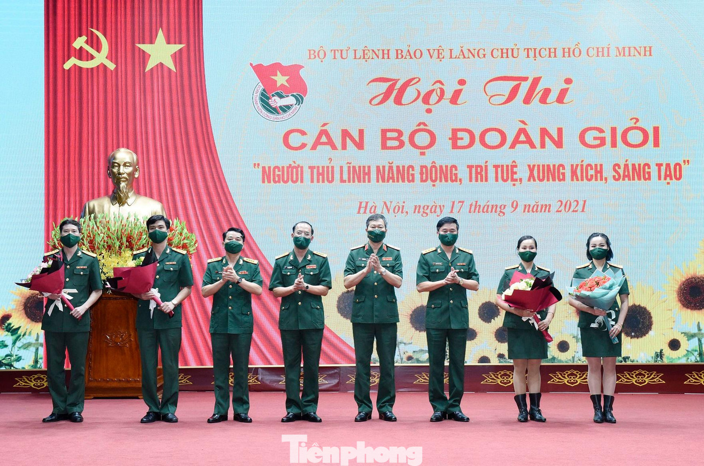 Lãnh đạo Bộ tư lệnh Bảo vệ Lăng và Ban Thanh niên Quân đội tặng hoa cho các thí sinh dự thi Lãnh đạo Bộ tư lệnh Bảo vệ Lăng và Ban Thanh niên Quân đội tặng hoa cho các thí sinh dự thi