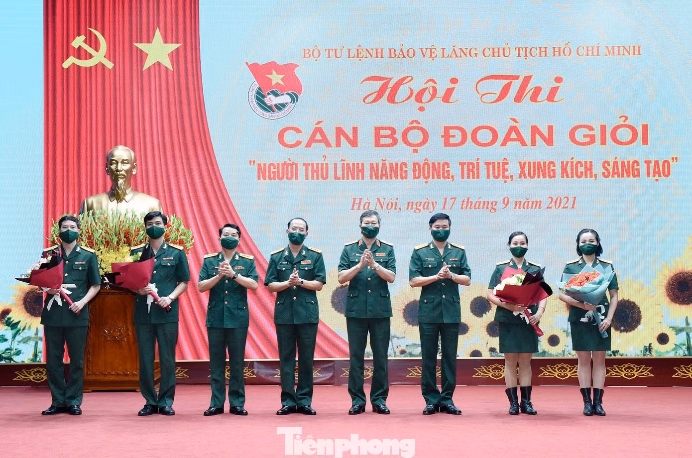 Lãnh đạo Bộ tư lệnh Bảo vệ Lăng và Ban Thanh niên Quân đội tặng hoa cho các thí sinh dự thi