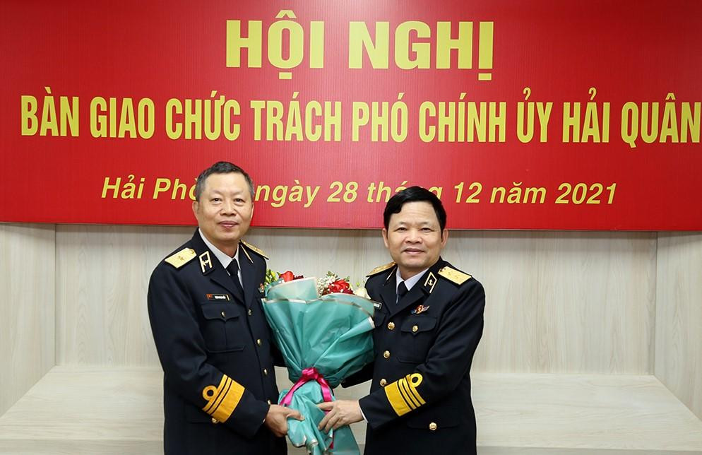 Trung tướng Nguyễn Văn Bổng, Chính ủy Hải quân tặng hoa chúc mừng Chuẩn Đô đốc Đặng Minh Hải. Ảnh: Duy Khánh