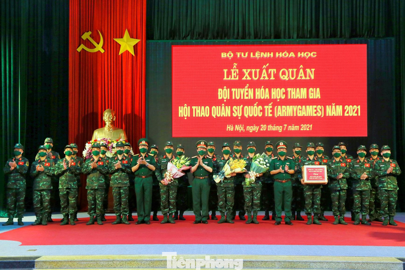 Lãnh đạo Binh chủng Hóa học tặng hoa động viên đội tuyển trước khi lên đường dự Army Games Lãnh đạo Binh chủng Hóa học tặng hoa động viên đội tuyển trước khi lên đường dự Army Games