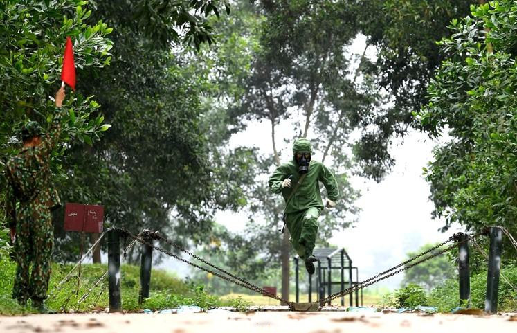 Vượt vật cản cầu thăng bằng Vượt vật cản cầu thăng bằng