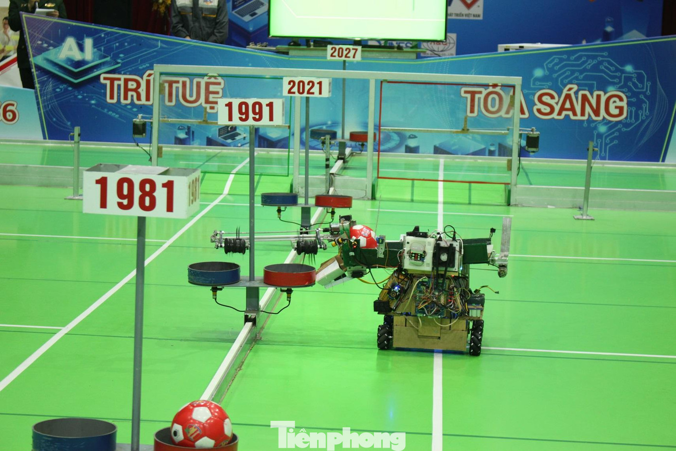 Robot tự động thả bóng ở khu vực giữa sân