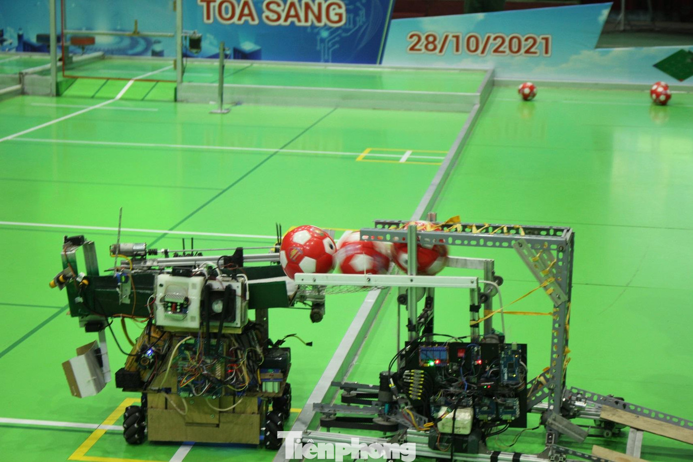 Robot tự động nhận bóng từ robot điều khiển bằng tay