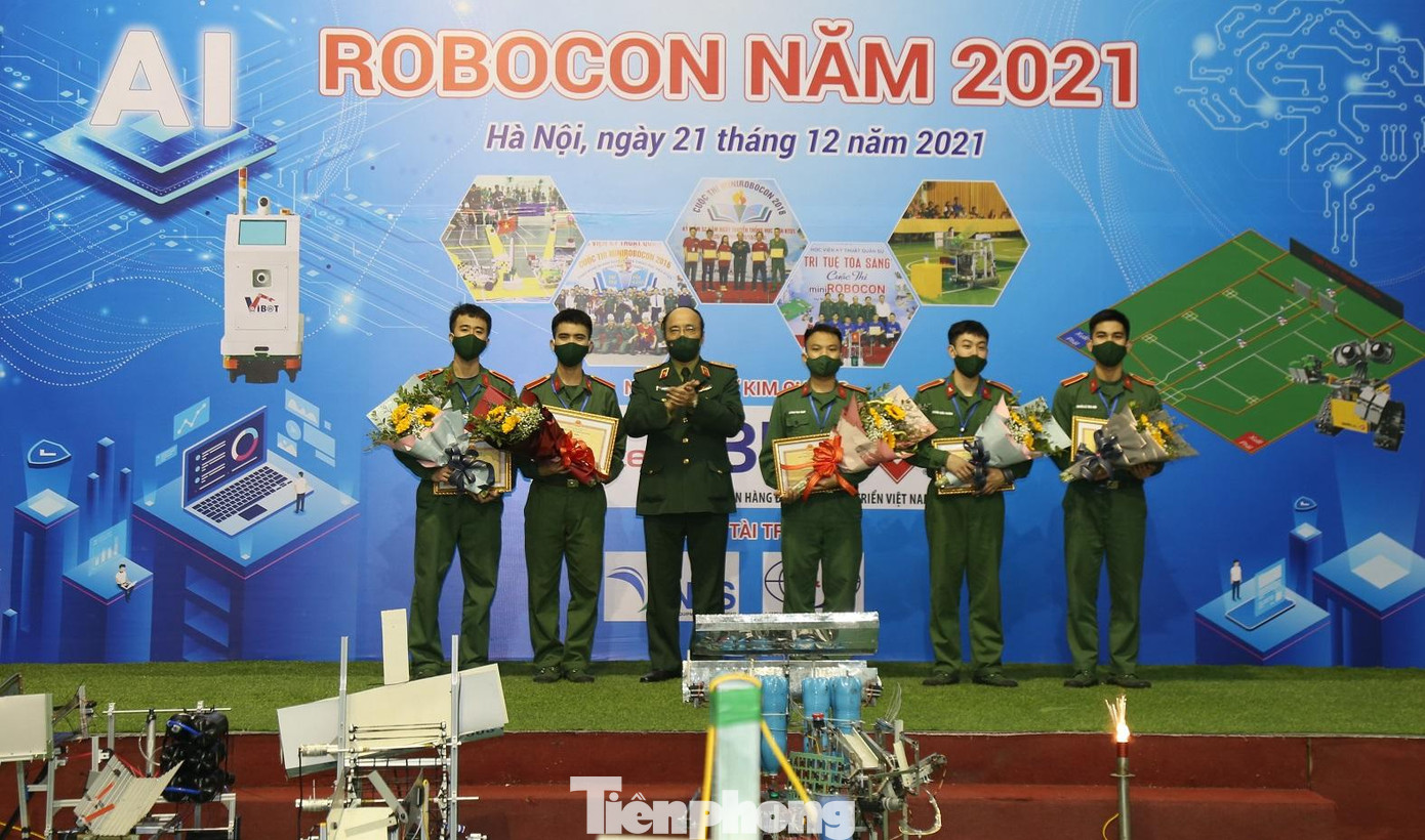 Trung tướng Nguyễn Công Định, Giám đốc Học viện Kỹ thuật Quân sự trao giải Nhất cho đội TLPK Fastest.