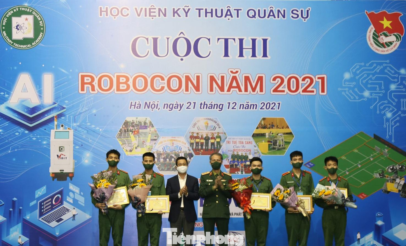 Trung tướng Cao Minh Tiến, Chính ủy Học viện và ông Lưu Quang Hiệp, Giám đốc ngân hàng BIDV Chi nhánh đống đa - Nhà tài trợ kim Cương trao giải Nhì cho đội CHM Prodz