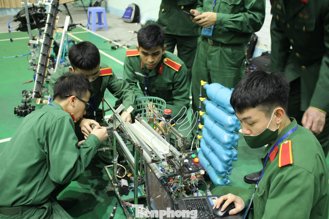 Một đội thi khẩn trương chuẩn bị cho trận đấu tiếp theo tại đêm chung kết