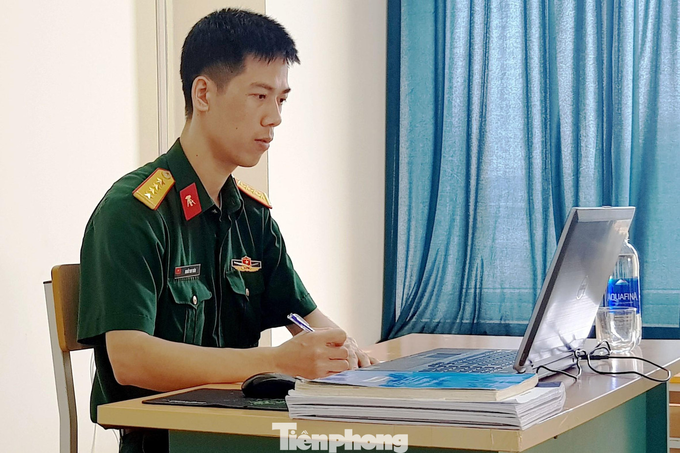 Đại uý Khuất Duy Biên tìm tài liệu nghiên cứu khoa học trên internet