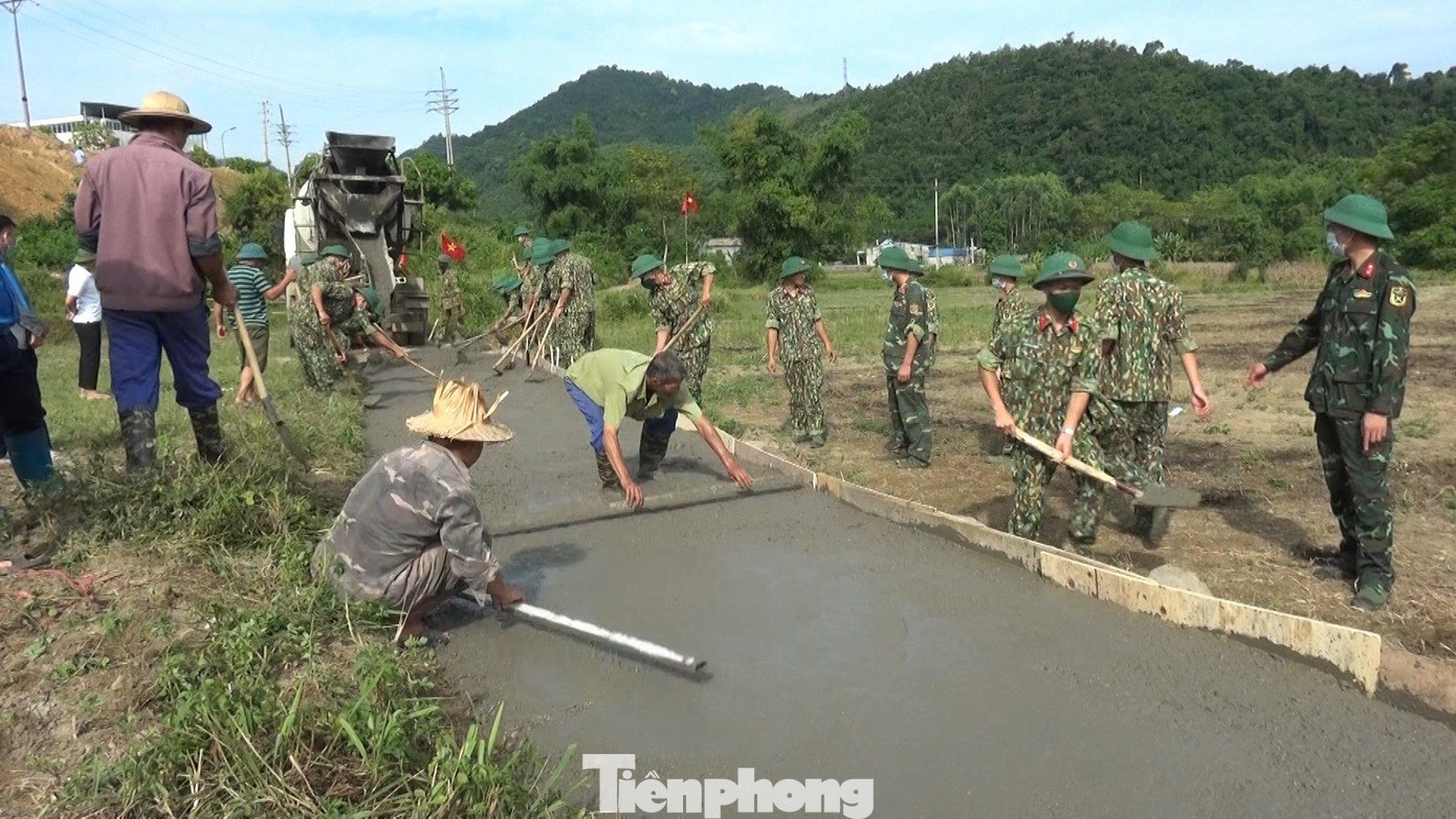 Bộ đội Trung đoàn 246 và người dân địa phương chung tay làm đường bê tông liên thôn Bộ đội Trung đoàn 246 và người dân địa phương chung tay làm đường bê tông liên thôn