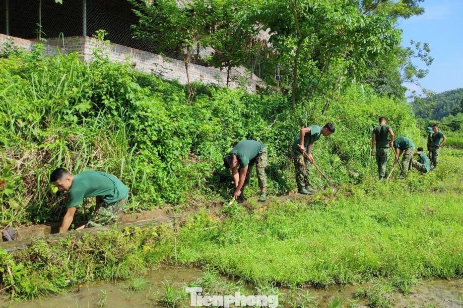 Giúp người dân khai thông kênh mương nội đồng để phục vụ sản xuất nông nghiệp Giúp người dân khai thông kênh mương nội đồng để phục vụ sản xuất nông nghiệp
