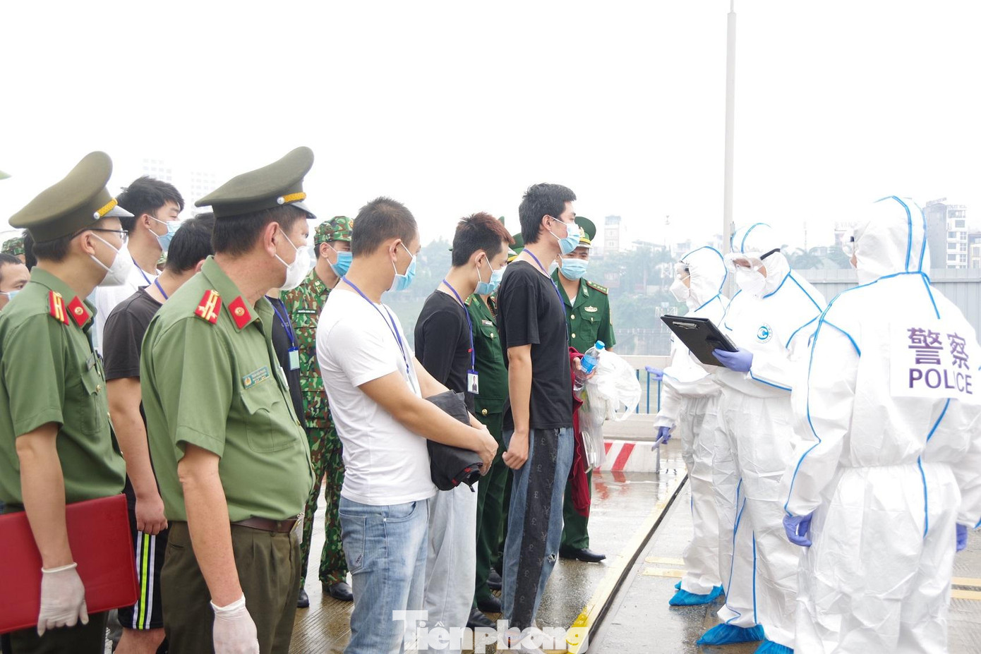 Lực lượng chức năng Việt Nam và Trung Quốc tiến hành bàn giao, tiếp nhận nhóm người Trung Quốc vi phạm pháp luật Việt Nam Lực lượng chức năng Việt Nam và Trung Quốc tiến hành bàn giao, tiếp nhận nhóm người Trung Quốc vi phạm pháp luật Việt Nam