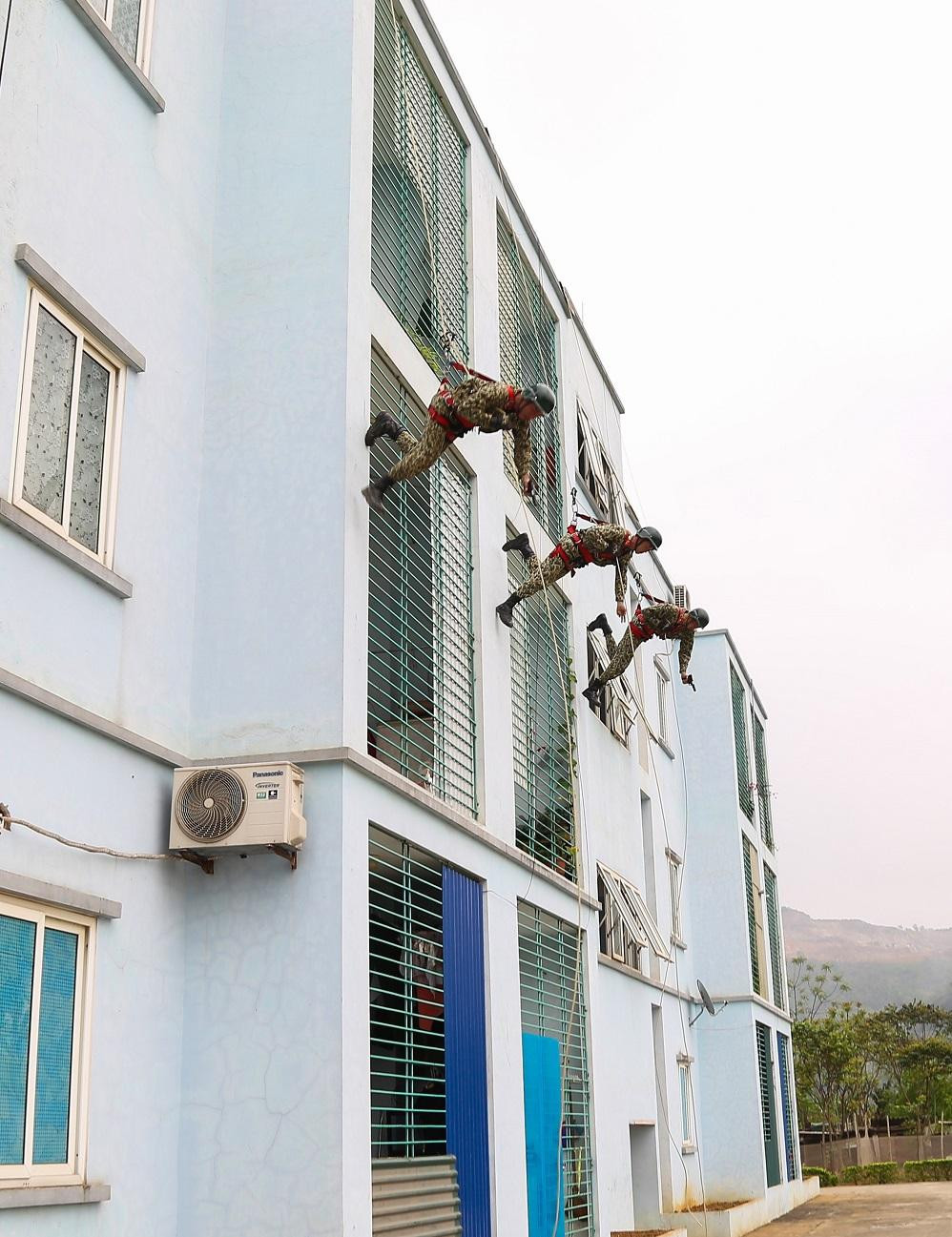 Sự nỗ lực luyện rèn góp phần giúp các chiến sĩ đặc công sẵn sàng nhận và hoàn thành tốt mọi nhiệm vụ được giao Sự nỗ lực luyện rèn góp phần giúp các chiến sĩ đặc công sẵn sàng nhận và hoàn thành tốt mọi nhiệm vụ được giao