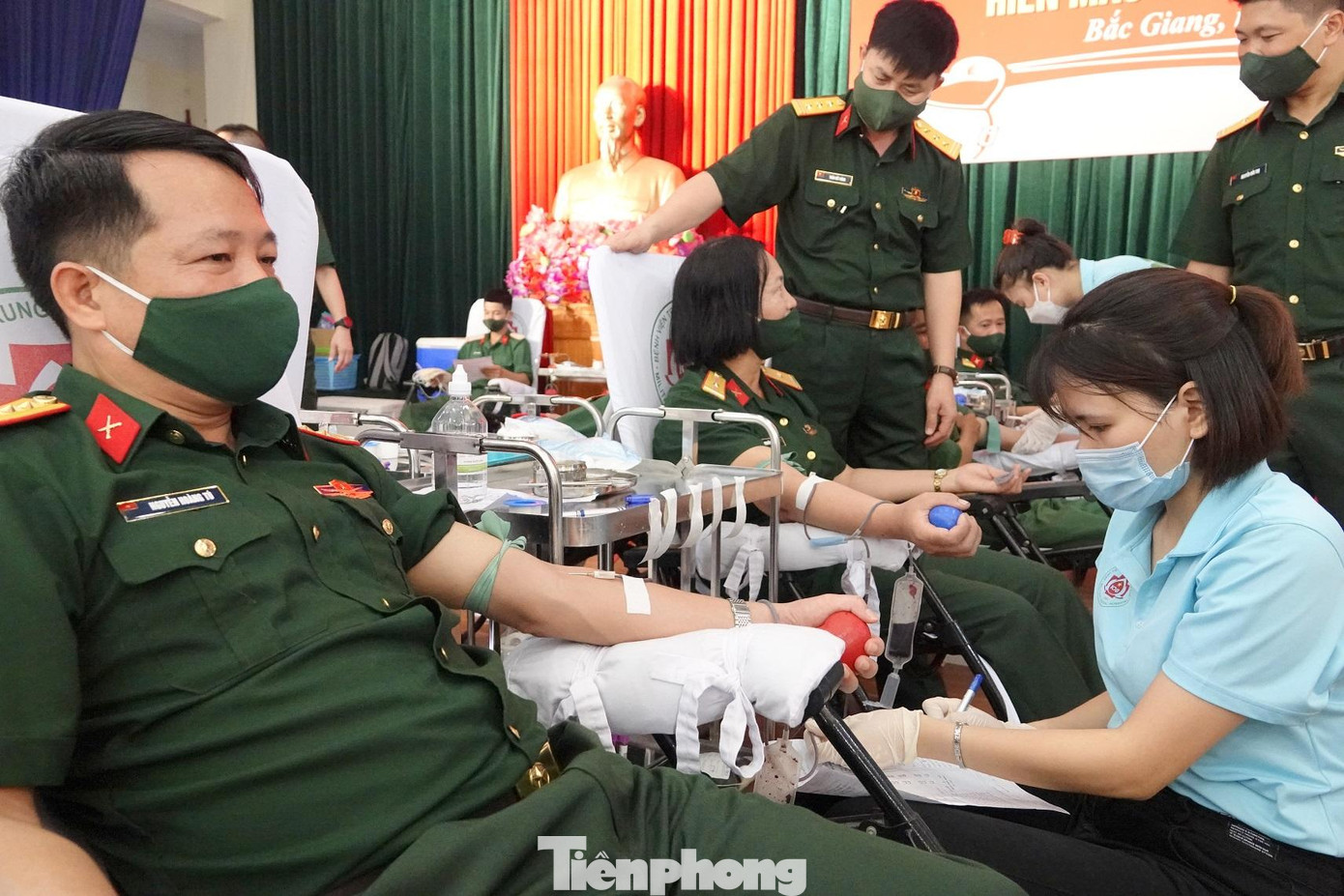 Đại tá Nguyễn Hoàng Tú, Chính ủy Trường Quân sự Quân đoàn 2 hiến máu nêu gương cho tuổi trẻ nhà trường, sáng 7/8. Đại tá Nguyễn Hoàng Tú, Chính ủy Trường Quân sự Quân đoàn 2 hiến máu nêu gương cho tuổi trẻ nhà trường, sáng 7/8.