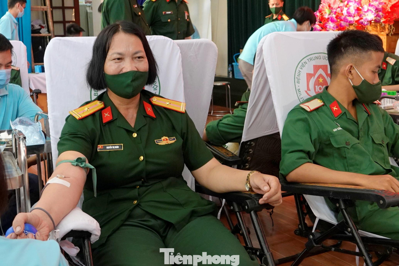 19 lần hiến máu, Thiếu tá quân nhân chuyên nghiệp Nguyễn Thị Ngân (nhân viên Ban Tham mưu Hành chính Trường Quân sự Quân đoàn 2) cho biết chị bắt đầu hiến máu từ 10 năm trước, trong đó có những năm chị tham gia hiến máu 2 lần. 19 lần hiến máu, Thiếu tá quân nhân chuyên nghiệp Nguyễn Thị Ngân (nhân viên Ban Tham mưu Hành chính Trường Quân sự Quân đoàn 2) cho biết chị bắt đầu hiến máu từ 10 năm trước, trong đó có những năm chị tham gia hiến máu 2 lần.