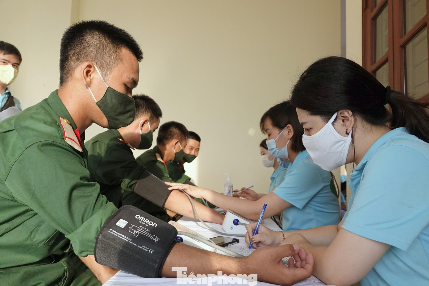 Kiểm tra huyết áp cho các chiến sĩ trước khi lấy máu Kiểm tra huyết áp cho các chiến sĩ trước khi lấy máu