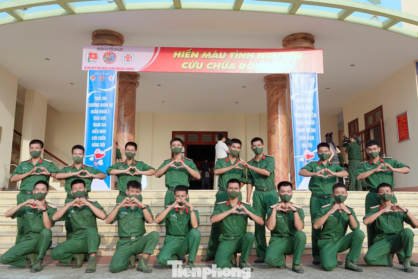 Chiến sĩ Trường Quân sự Quân đoàn 2 thể hiện thông điệp lan tỏa yêu thương bằng việc tham gia hiến máu tình nguyện. Ảnh: Nguyễn Minh Chiến sĩ Trường Quân sự Quân đoàn 2 thể hiện thông điệp lan tỏa yêu thương bằng việc tham gia hiến máu tình nguyện. Ảnh: Nguyễn Minh