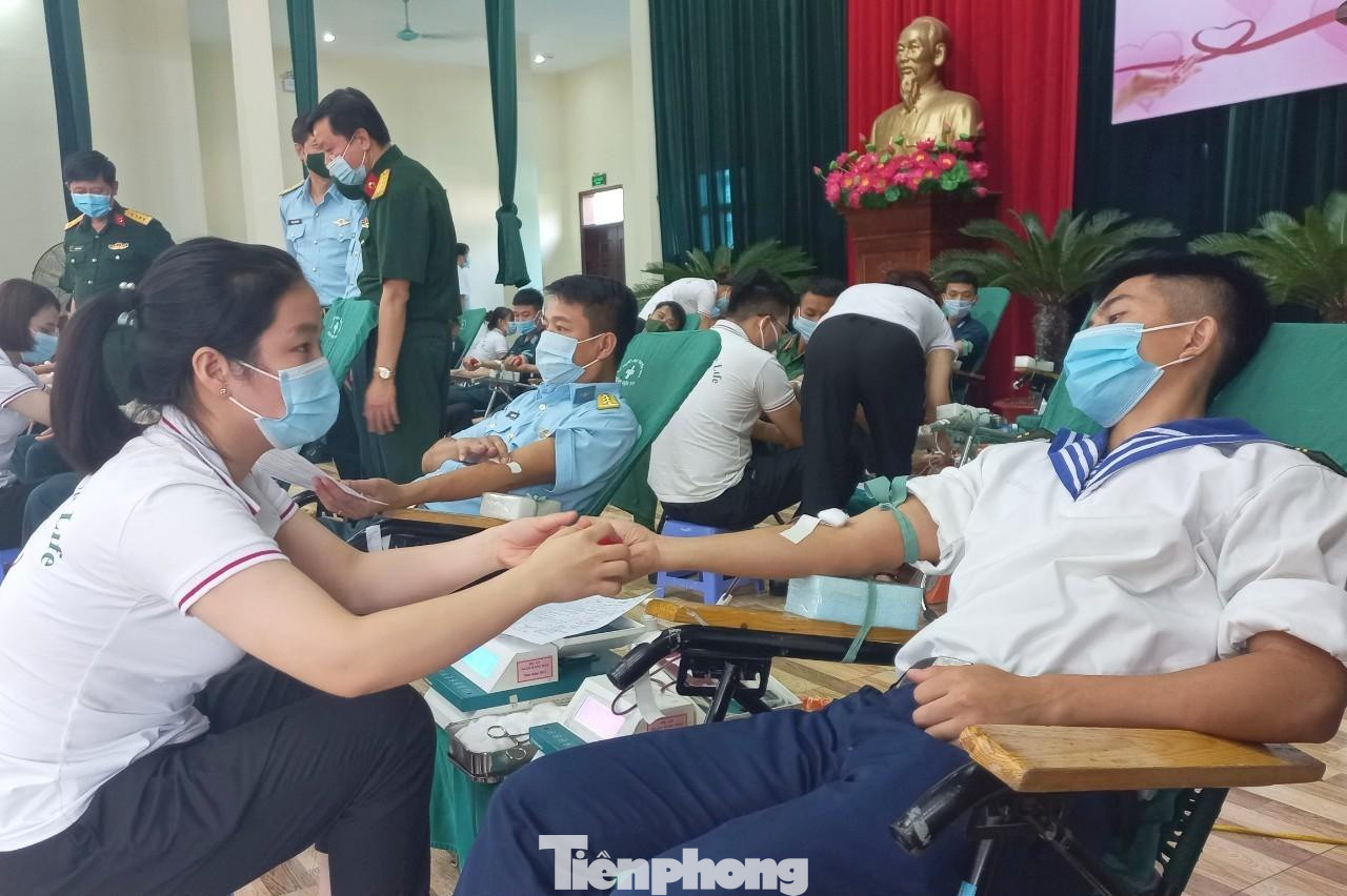 Đoàn viên thanh niên Trường Trung cấp Kỹ thuật PK-KQ tham gia hiến máu tình nguyện Đoàn viên thanh niên Trường Trung cấp Kỹ thuật PK-KQ tham gia hiến máu tình nguyện