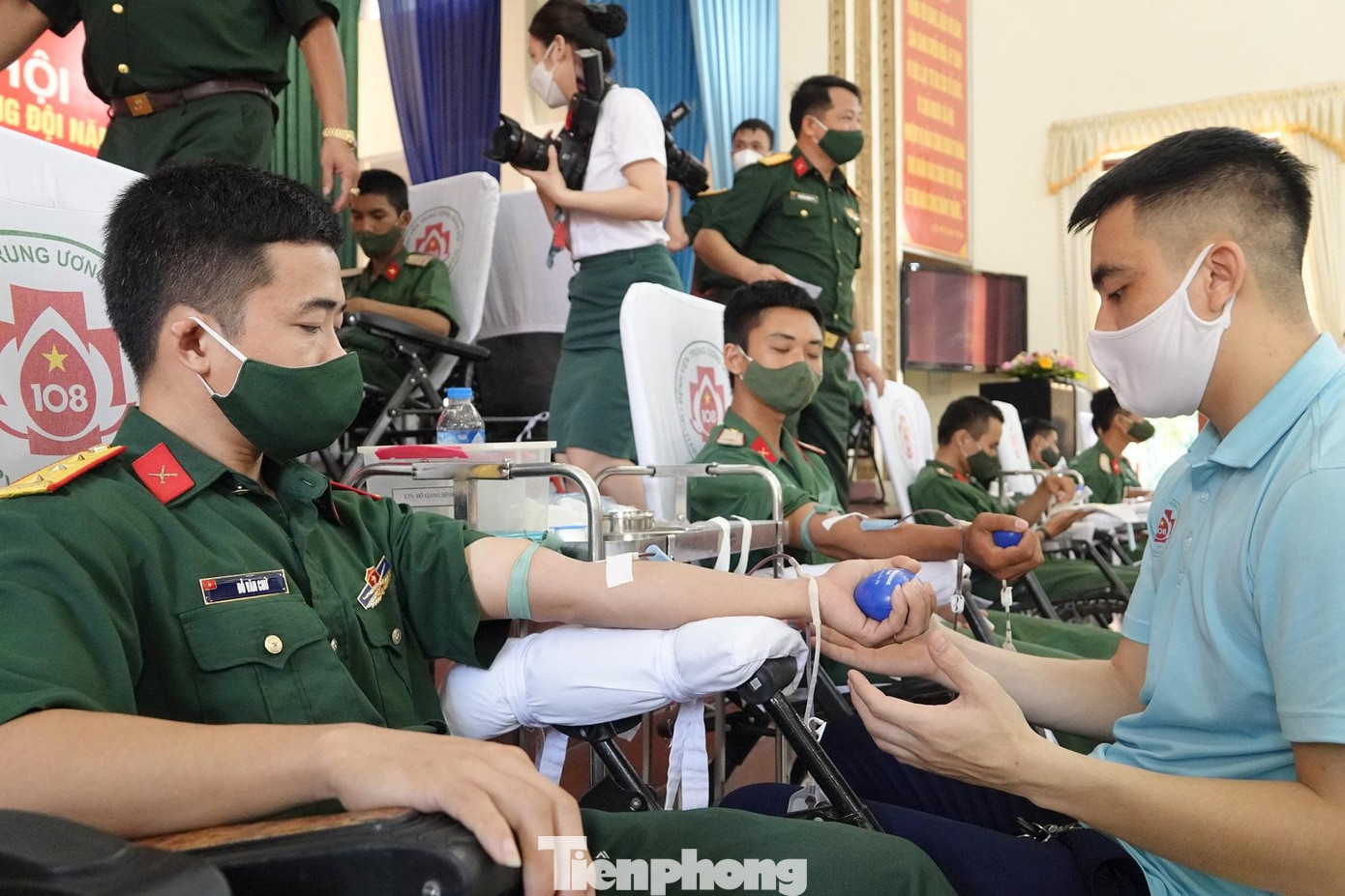 Sĩ quan trẻ tham gia hiến máu Sĩ quan trẻ tham gia hiến máu