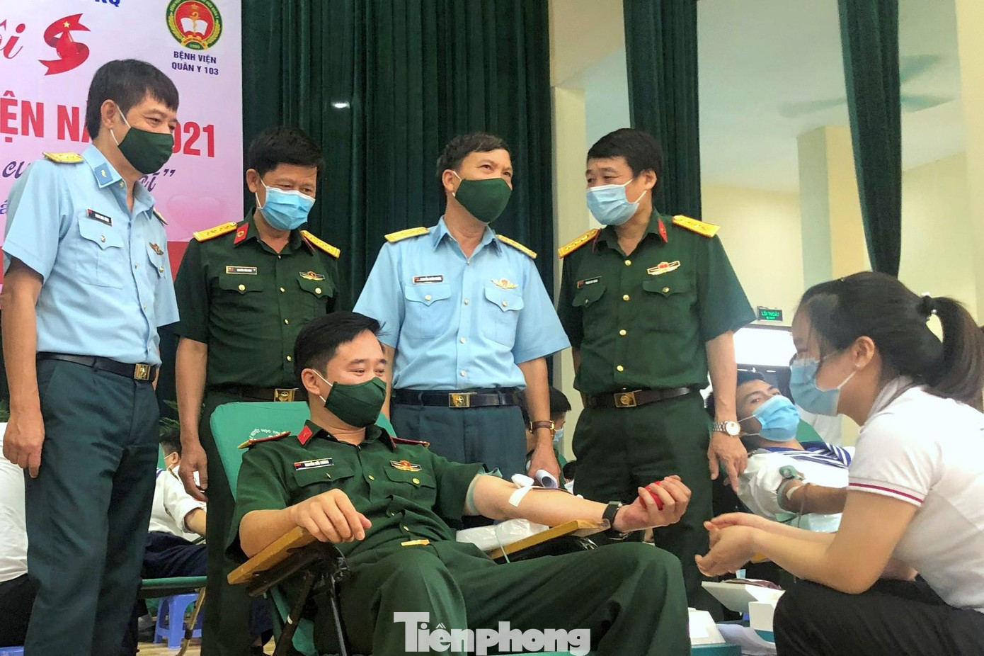 Nhằm động viên, thúc giục tuổi trẻ các đơn vị nhiệt tình hưởng ứng tham gia hiến máu tình nguyện, Thượng tá Nguyễn Đức Cương, Phó Trưởng ban Thanh niên Quân đội đã trực tiếp cho máu vào sáng nay, tại Trường Trung cấp Kỹ thuật PK-KQ. Đây là lần thứ 2 Thượng tá Cương tham gia hiến máu trong năm 2021 và đã có tổng cộng 9 lần hiến máu. Nhằm động viên, thúc giục tuổi trẻ các đơn vị nhiệt tình hưởng ứng tham gia hiến máu tình nguyện, Thượng tá Nguyễn Đức Cương, Phó Trưởng ban Thanh niên Quân đội đã trực tiếp cho máu vào sáng nay, tại Trường Trung cấp Kỹ thuật PK-KQ. Đây là lần thứ 2 Thượng tá Cương tham gia hiến máu trong năm 2021 và đã có tổng cộng 9 lần hiến máu.