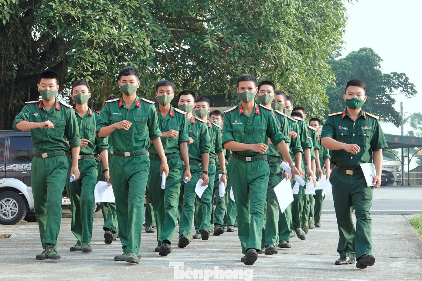 Chiến sĩ Trung đội 1, Đại đội 1, Tiểu đoàn 1 (Trường Quân sự Quân đoàn 2) đến đăng ký tham gia hiến máu cứu chữa đồng đội và nhân dân Chiến sĩ Trung đội 1, Đại đội 1, Tiểu đoàn 1 (Trường Quân sự Quân đoàn 2) đến đăng ký tham gia hiến máu cứu chữa đồng đội và nhân dân