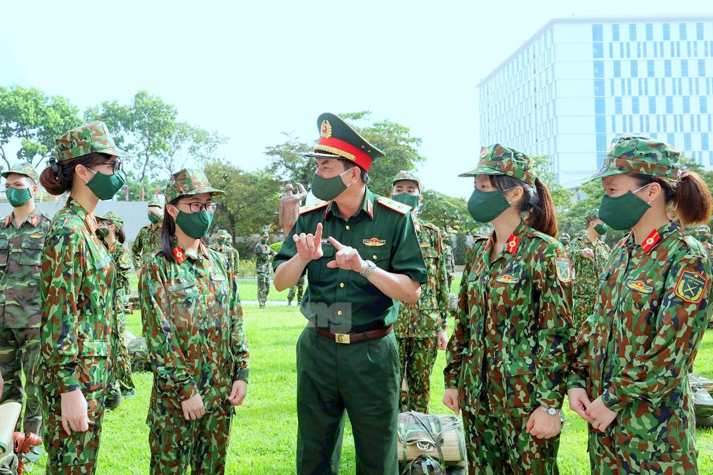 Tới dự lễ xuất quân của Học viện Quân y (sáng 21/8), Trung tướng Đỗ Văn Thiện, Chính ủy Tổng cục Hậu cần động viên, căn dặn các nữ học viên trước khi ra sân bay vào miền Nam chống dịch. Ảnh: Nguyễn Minh