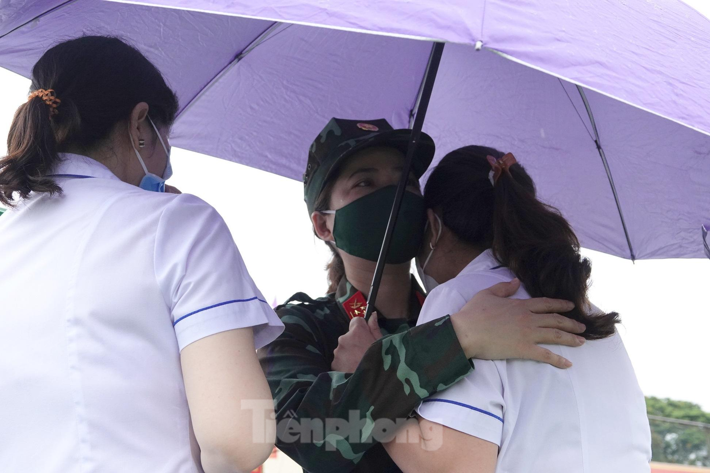 Lễ xuất quân Bệnh viện dã chiến truyền nhiễm số 5D vào ngày 1/8 tại Sơn Tây, Hà Nội diễn ra dưới cơn mưa nặng hạt. Dù phải xa chồng con, đơn vị trong một thời gian dài, Đại úy QNCN Nguyễn Thị Ánh Nguyệt (Bệnh viện Quân y 105) vẫn truyền năng lượng tích cực cho những đồng nghiệp ở lại. Ảnh: Nguyễn Minh