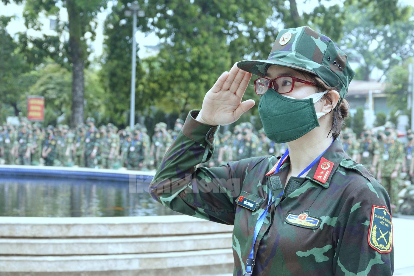 Trung tá Trần Thị Bích Hạnh (học viên Hệ sau đại học, Học viên Quân y) tại Lễ chào cờ trước giờ xuất quân vào miền Nam của đoàn công tác gồm 1.096 cán bộ, bác sĩ, học viên trong sáng 23/8. Ảnh: Nguyễn Minh