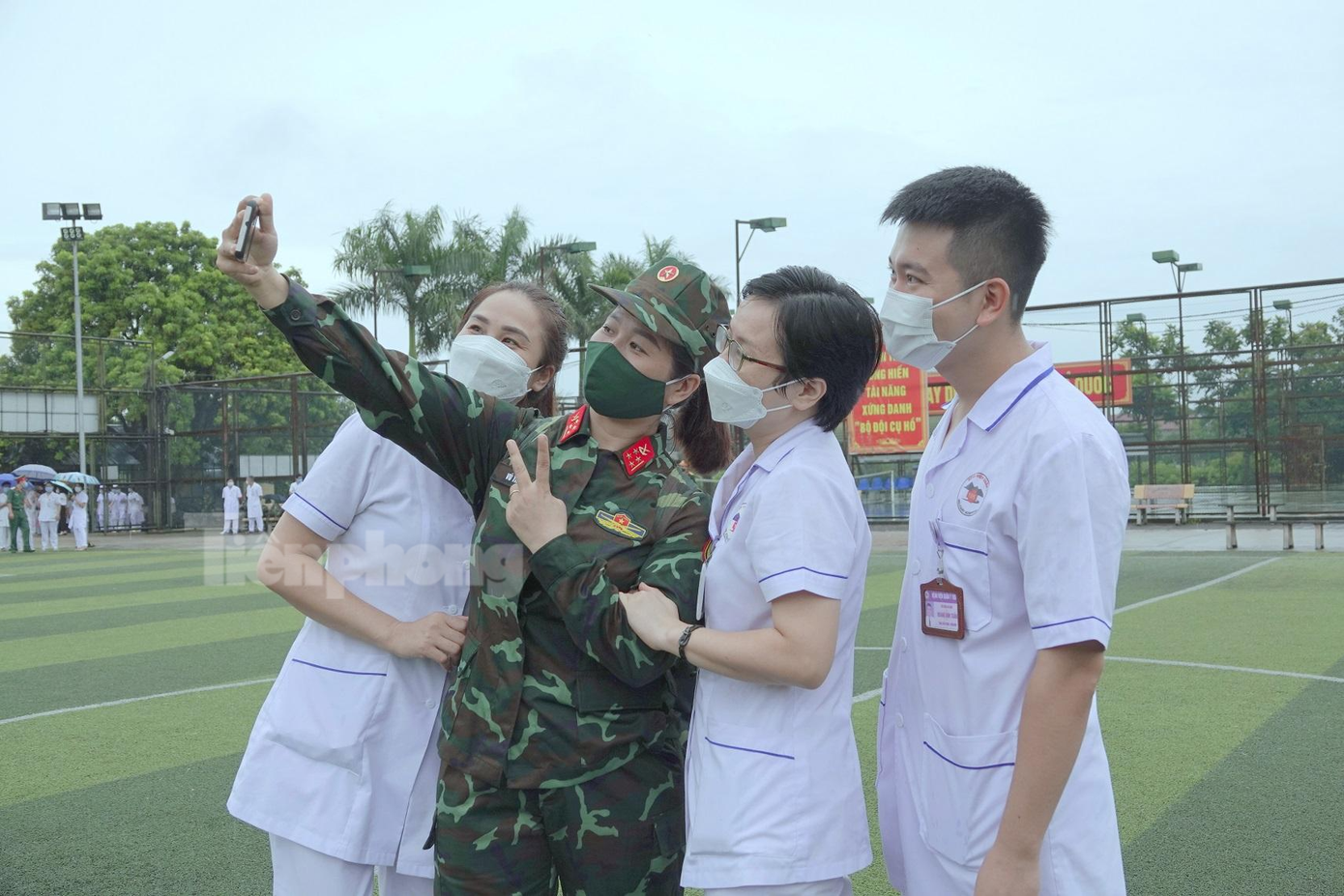 Đại úy QNCN Vũ Thị Hậu lưu giữ khoảng khắc kỷ niệm với đồng nghiệp ở Bệnh viện Quân y 105 để lên đường vào Nam. Ảnh: Nguyễn Minh