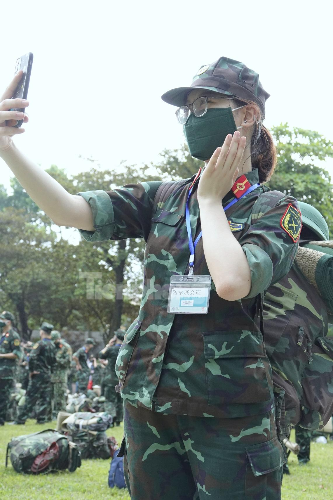 Lưu giữ khoảng khắc cống hiến tuổi thanh xuân trước khi xuất quân. Ảnh: Nguyễn Minh