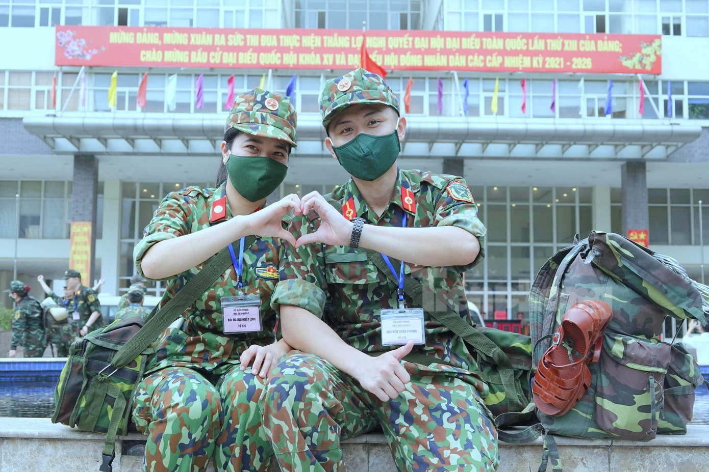 Cũng lên đường vào sáng 23/8, nữ Thượng sĩ Bùi Hoàng Nhật Linh và người yêu là Thượng sĩ Nguyễn Tuấn Phong (học cùng lớp K49B, Học viện Quân y) tạo thông điệp yêu thương, động viên nhau cùng quyết tâm chiến thắng đại dịch. Ảnh: Nguyễn Minh