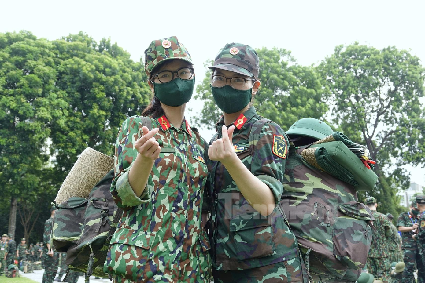 Cùng sinh năm 1998 và cùng học chuyên ngành bác sĩ đa khoa ở Hệ 4, Học viện Quân y, hai nữ Thượng sĩ Nguyễn Hà Anh (bên phải) và Trần Thị Tâm xung phong tình nguyện tham gia đoàn công tác gồm hơn 1.000 cán bộ, bác sĩ, học viên của Học viện lên đường vào Nam giúp đồng bào chống dịch COVID-19 từ ngày 23/8. Ảnh: Nguyễn Minh
