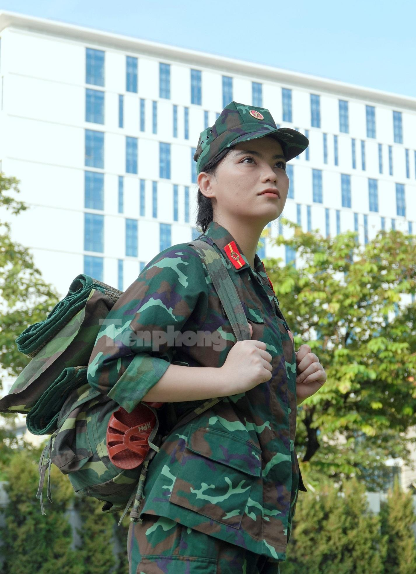 Sau khi các anh chị khóa trên lần lượt vào miền Nam tham gia chống dịch COVID-19 trong tháng 8/2021, nữ học viên Học viện Quân y Xương Phương Hồng (SN 2001) cùng các bạn ở lại tiếp tục học tập và tham gia tập huấn để sẵn sàng lên đường chi viện cho tuyến đầu. Ảnh: Nguyễn Minh