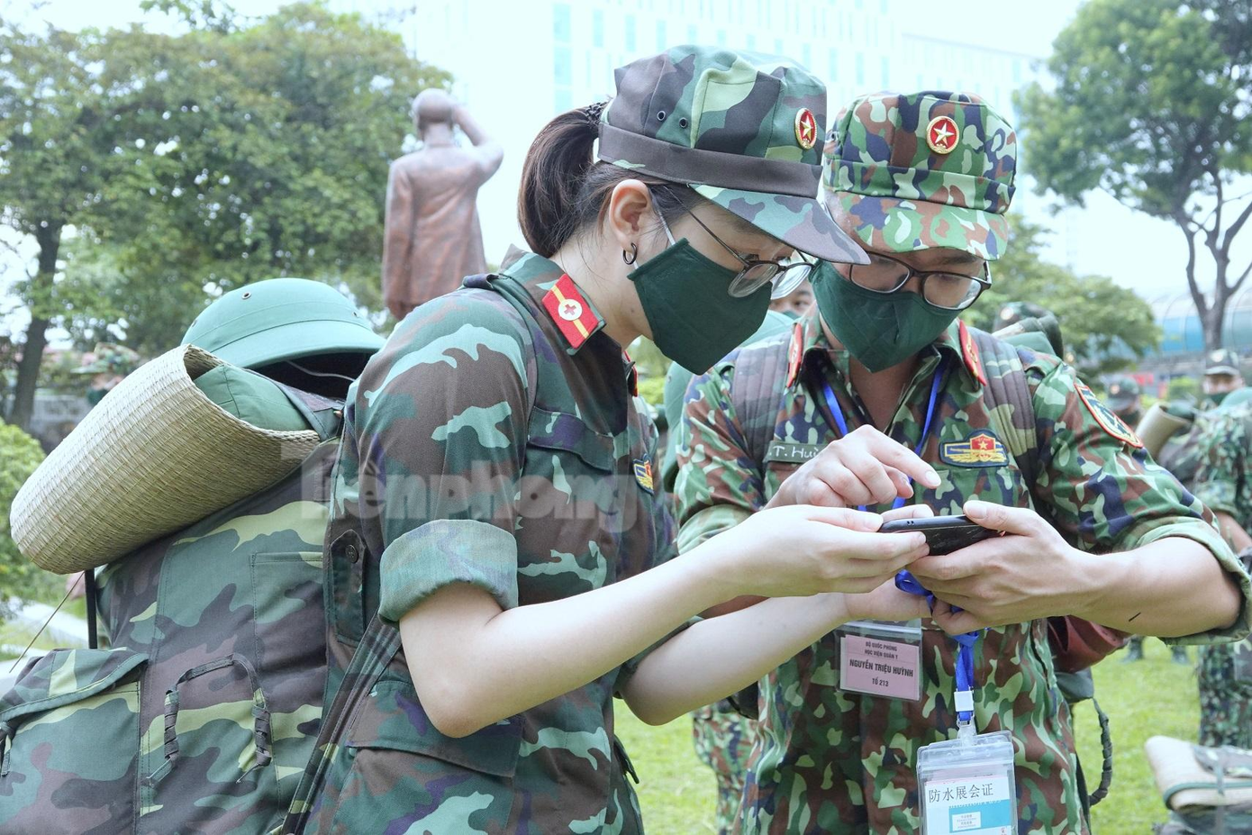 Nữ học viên Học viện Quân y tranh thủ cùng đồng đội kiểm tra thông tin về tổ, đội của mình. Ảnh: Nguyễn Minh