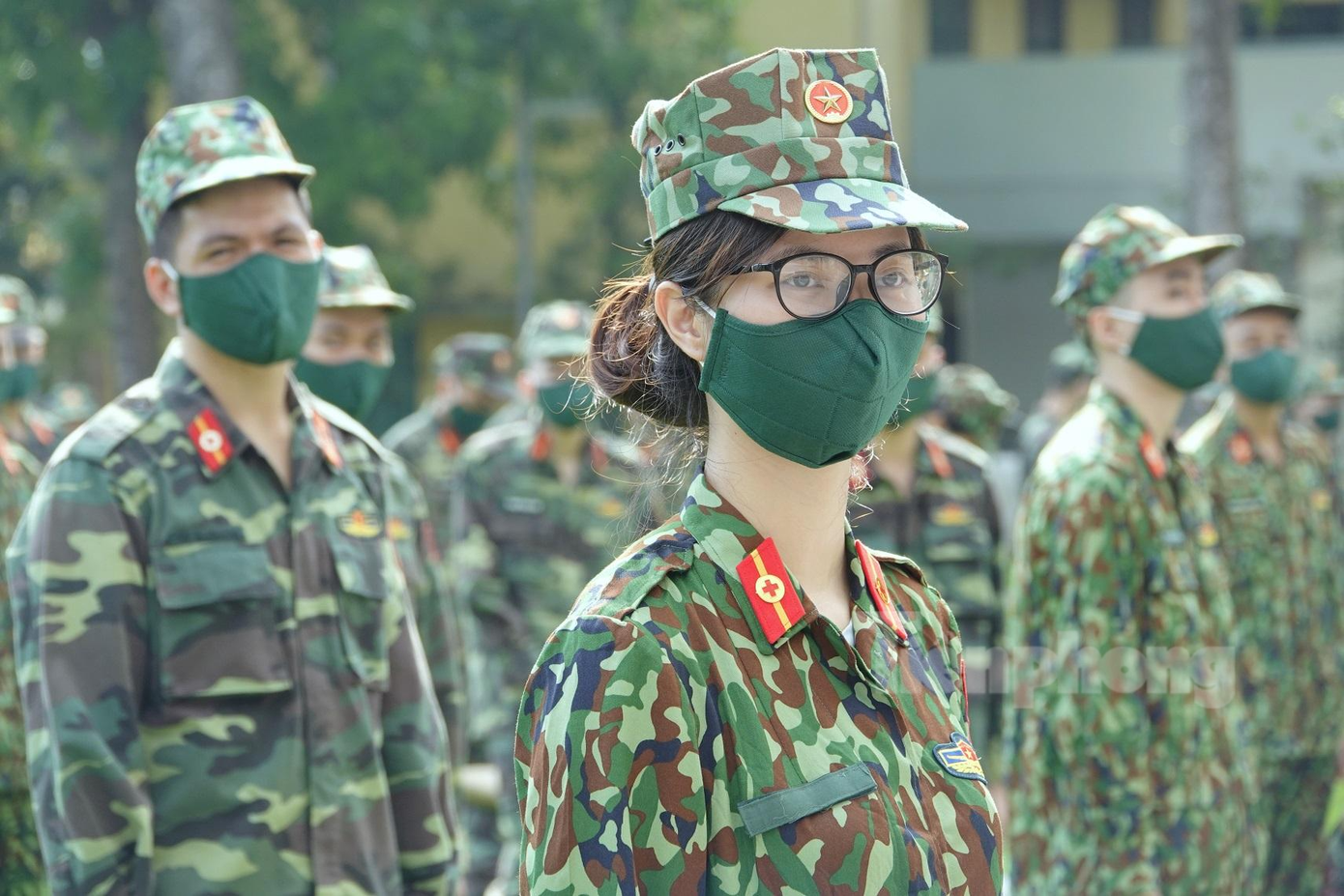 Nữ học viên Học viện Quân y cùng đồng đội tại Lễ xuất quân đoàn công tác gồm 295 cán bộ, bác sĩ, học viên của Học viện, sáng 21/8/2021. Ảnh: Nguyễn Minh