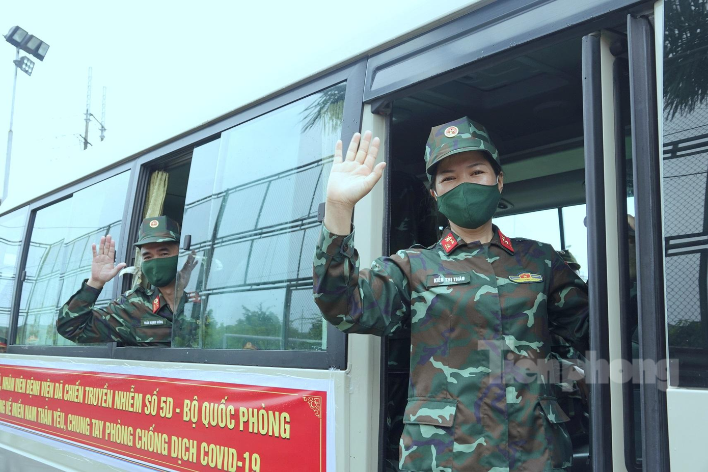 Chào tạm biệt hậu phương với lời nhắn gửi: “Hết dịch chúng tôi sẽ về!”. Ảnh: Nguyễn Minh