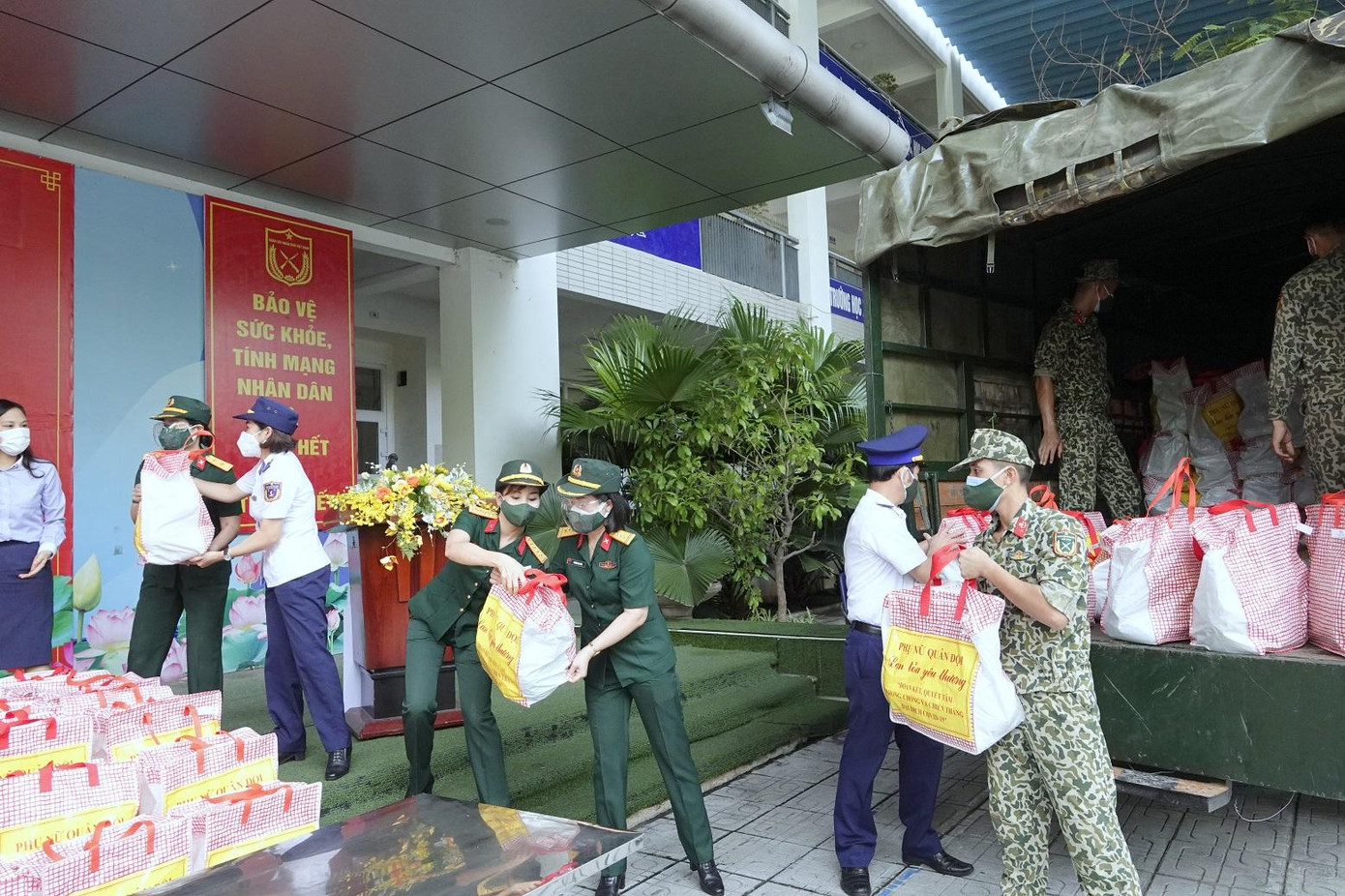 Cán bộ, hội viên phụ nữ Quân đội và đồng đội chuyển các phần quà thiết thực để gửi tặng người dân quận Hai Bà Trưng, sáng 9/9. Ảnh: Nguyễn Minh Cán bộ, hội viên phụ nữ Quân đội và đồng đội chuyển các phần quà thiết thực để gửi tặng người dân quận Hai Bà Trưng, sáng 9/9. Ảnh: Nguyễn Minh