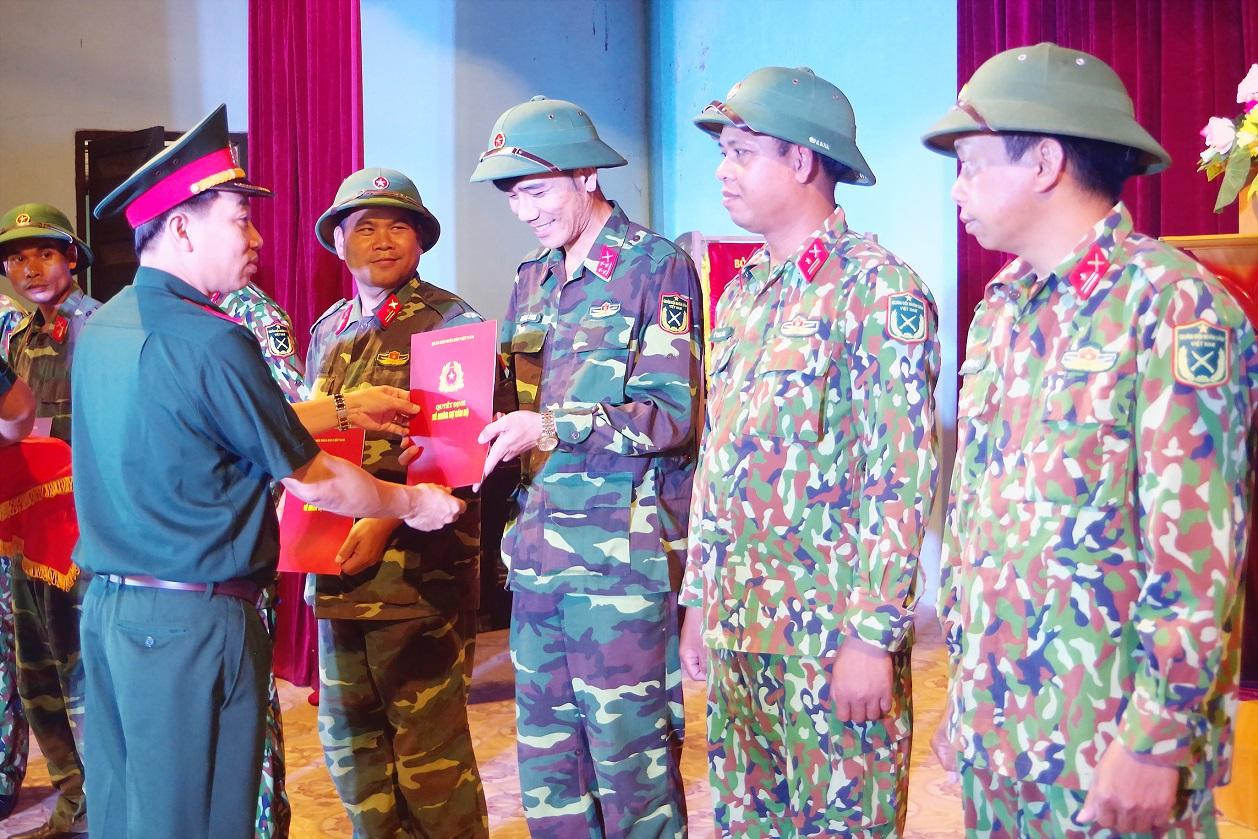 Lãnh đạo Bộ CHQS tỉnh Thừa Thiên Huế trao Quyết định điều động và động viên cán bộ, nhân viên trước giờ lên đường thực hiện nhiệm vụ. Lãnh đạo Bộ CHQS tỉnh Thừa Thiên Huế trao Quyết định điều động và động viên cán bộ, nhân viên trước giờ lên đường thực hiện nhiệm vụ.