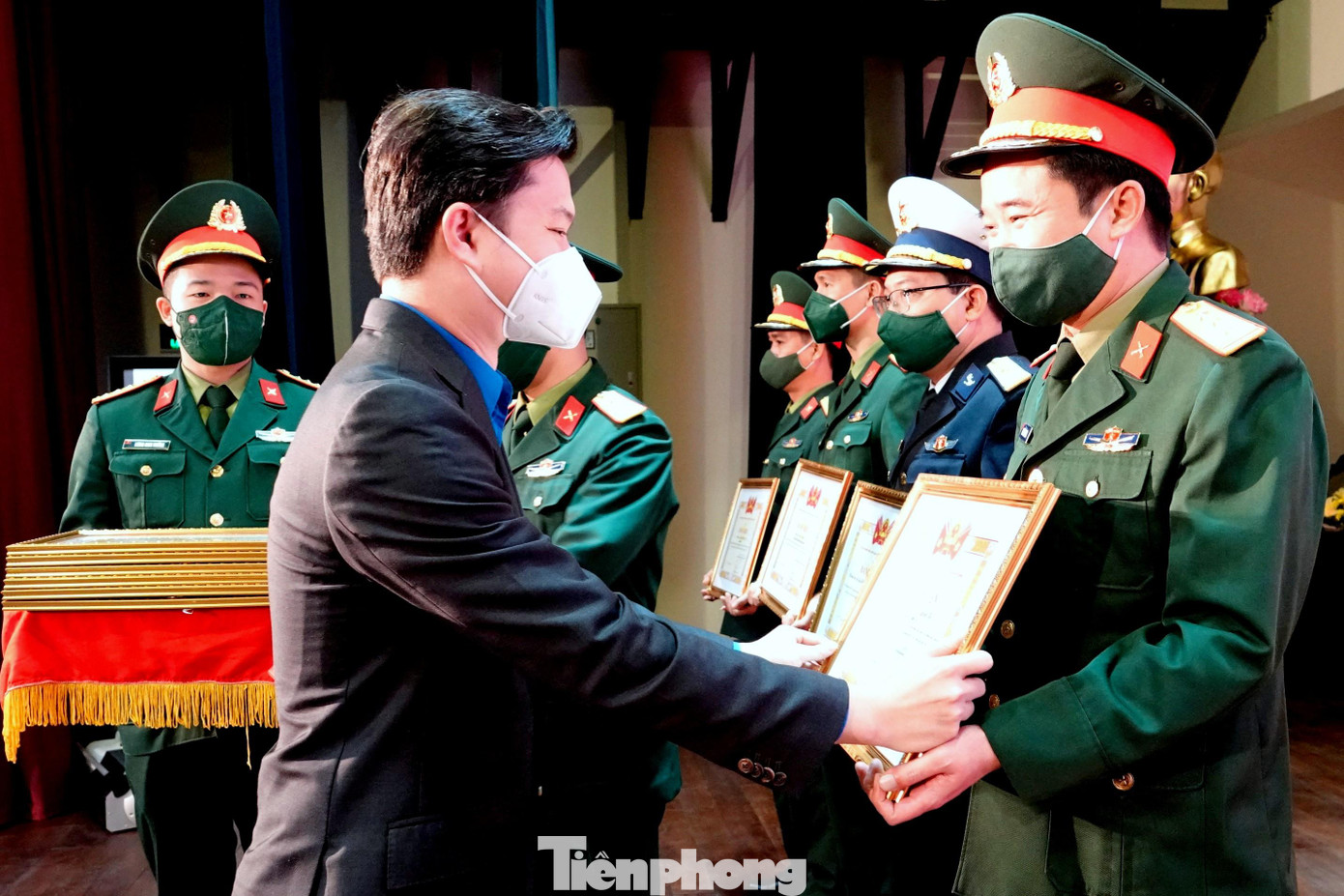 Bí thư T.Ư Đoàn Nguyễn Minh Triết trao tặng Bằng khen của T.Ư Đoàn cho đại diện các tập thể có thành tích xuất sắc trong thực hiện chương trình phối hợp, giai đoạn 2016-2021.