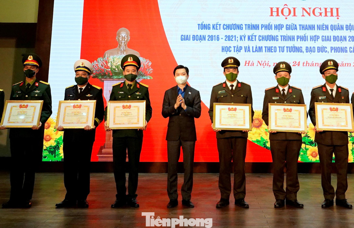 Bí thư T.Ư Đoàn Nguyễn Minh Triết trao tặng Bằng khen của T.Ư Đoàn cho đại diện các tập thể có thành tích xuất sắc trong thực hiện chương trình phối hợp, giai đoạn 2016-2021.