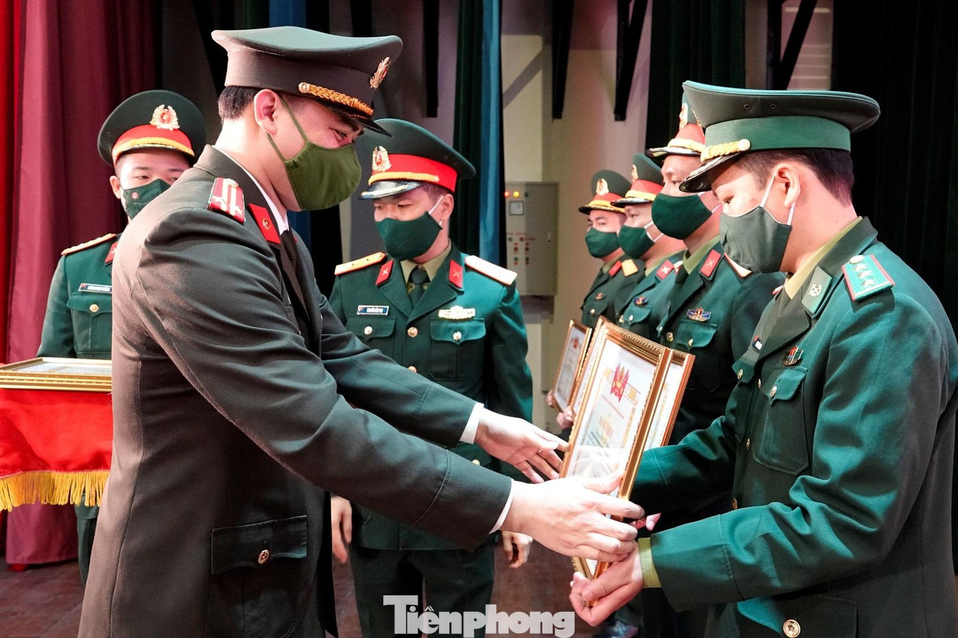 Lãnh đạo Đoàn Thanh niên Bộ Công an trao tặng Bằng khen của T.Ư Đoàn cho các cá nhân có thành tích xuất sắc trong thực hiện chương trình phối hợp, giai đoạn 2016-2021.