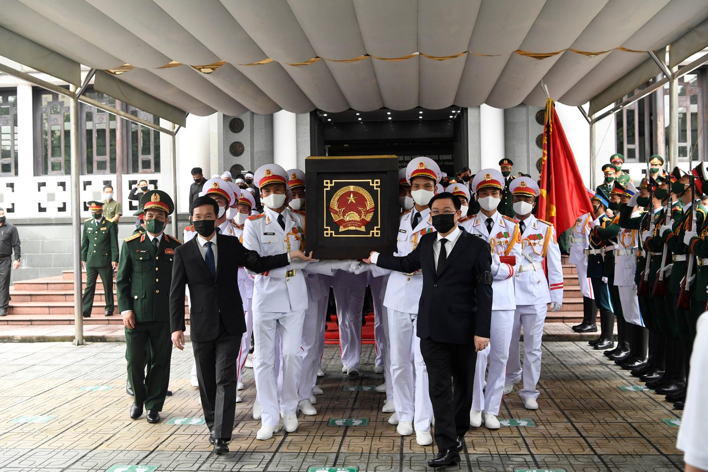 Chủ tịch Quốc hội Vương Đình Huệ và Thường trực Ban Bí thư Võ Văn Thưởng đưa linh cữu Đại tướng Phùng Quang Thanh rời Nhà Tang lễ quốc gia về nơi an nghỉ cuối cùng