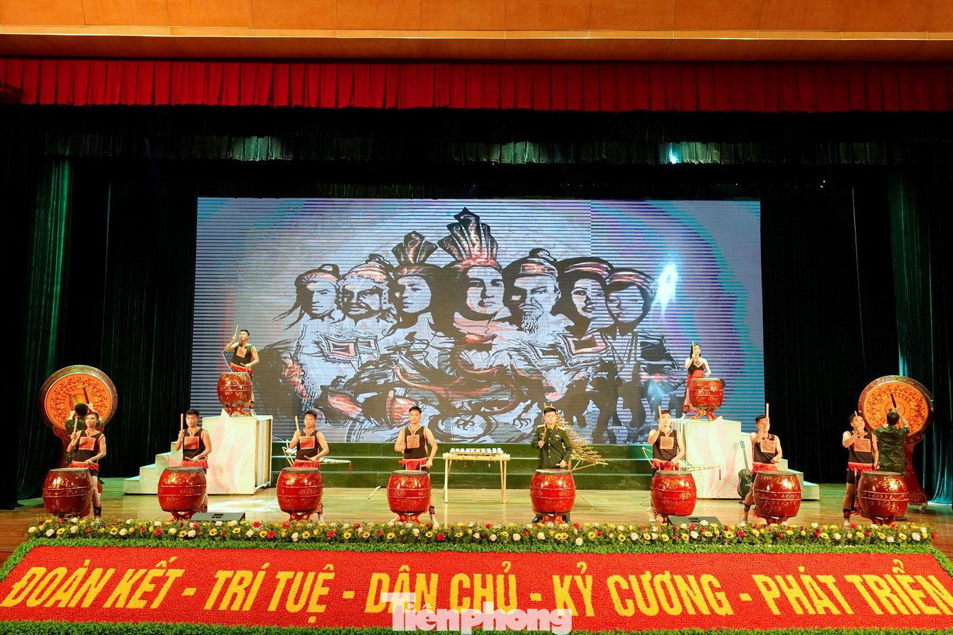 Tiết mục biểu diễn nhạc cụ dân tộc của ĐVTN Trường Sĩ quan Chính trị